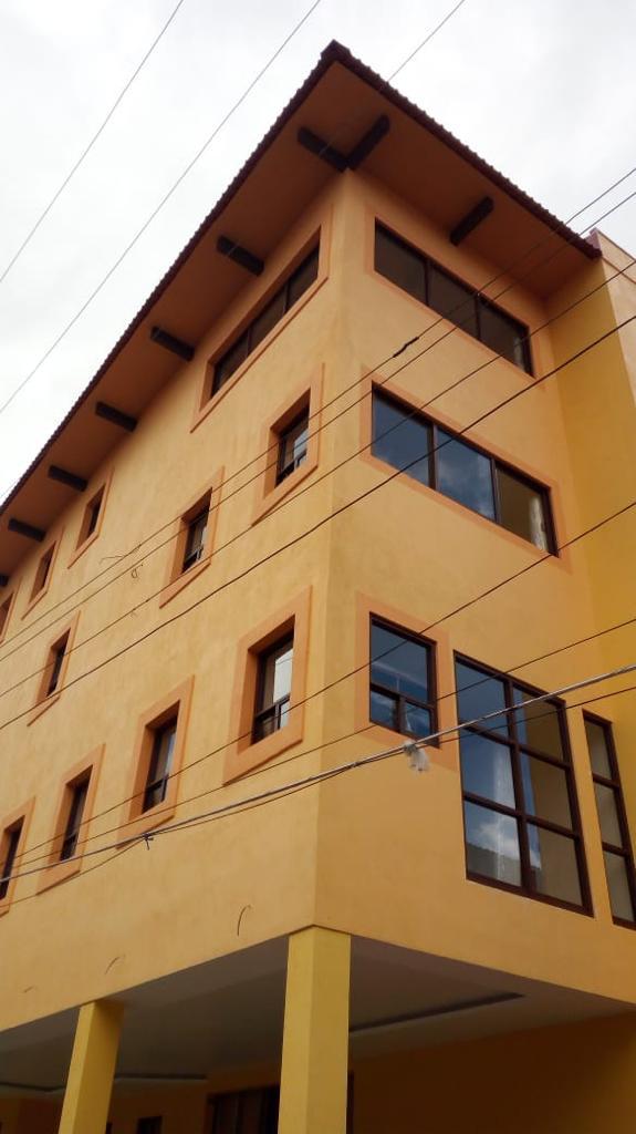 Fachada Residencial con Cancelería de Aluminio