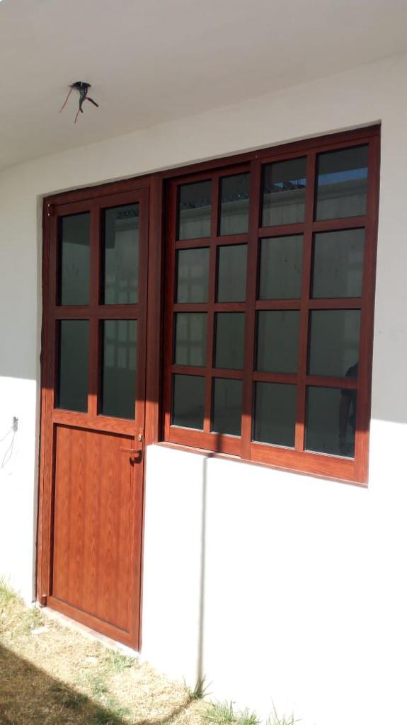 Puerta de Aluminio Acabado Madera