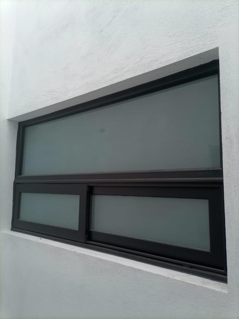 Ventana de Aluminio Color Negro